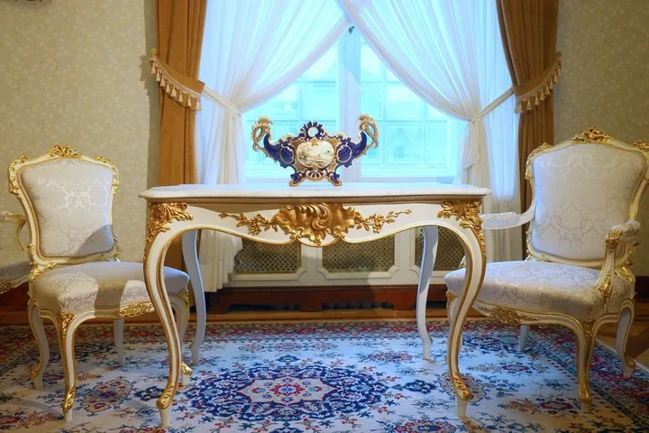 Neorokokowy komplet mebli wrócił do Pałacu Poznańskich - salon odzyskał blask
