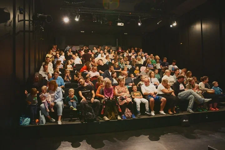 Trzy nowoczesne sale do wynajęcia - sceny dla koncertów, debat i warsztatów