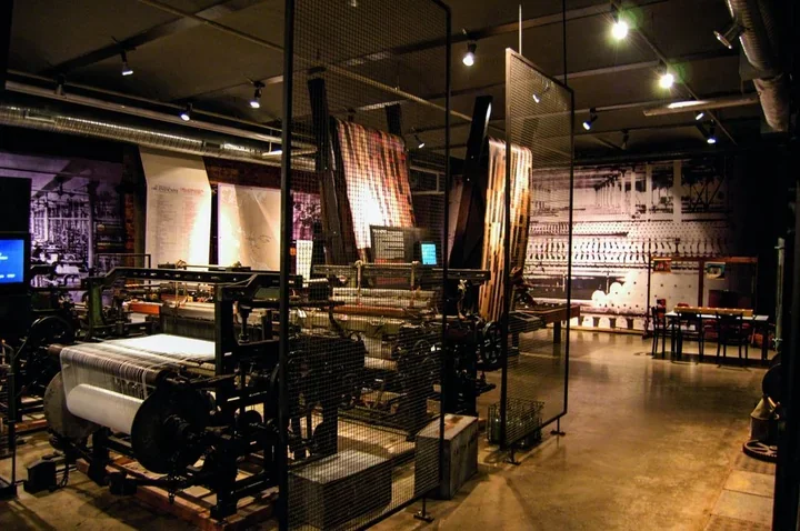 Zdjęcia z Boliwii w Manufakturze – Sabaciński skupia wzrok na codziennych gestach kobiet