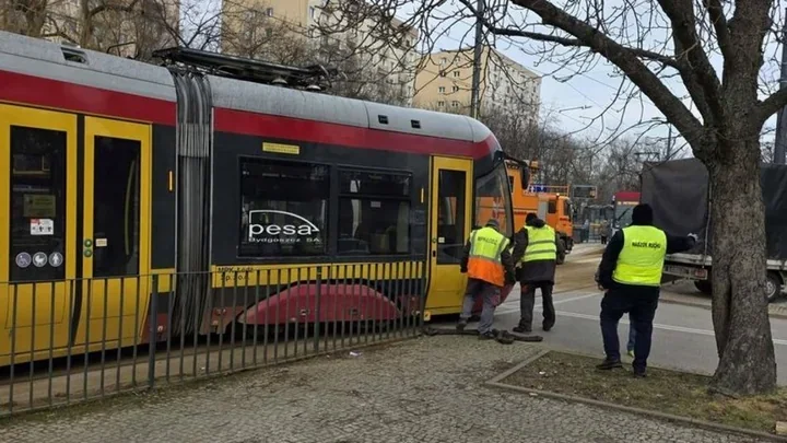 Zderzenie tramwaju z dostawczym na Retkini – ruch tramwajowy przywrócono po ponad dwóch godzinach