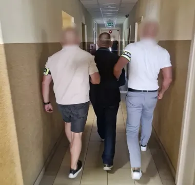 72-latek obserwował kieszenie na targowisku. Policjanci go rozpoznali