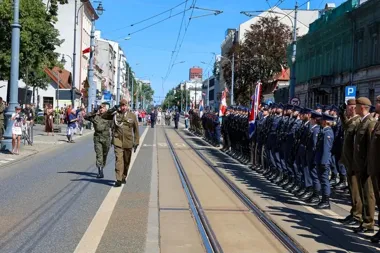 Żołnierze i policjanci na Piotrkowskiej. Święto w Łodzi