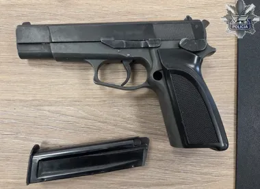 43-latek zatrzymany w Łodzi. Policja znalazła narkotyki, plantację i broń