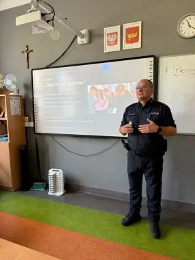 Przemoc nie zawsze zaczyna się od uderzenia - policjanci z Łodzi ostrzegają