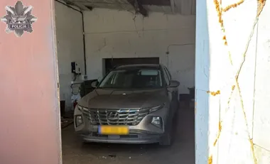 Kradziony Hyundai ukryty w garażu - zagraniczne tablice nie oszukały policji