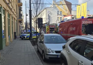 Sekundy od tragedii w łódzkiej kamienicy - policjanci wyprowadzili 79-latka z dymu