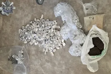 Prawie 3 kilogramy narkotyków w mieszkaniu na Teofilowie. 23-latek w areszcie