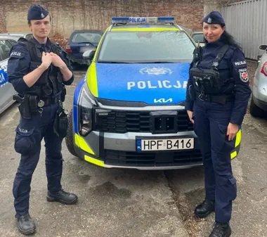 Roztrzęsiona nastolatka weszła pod radiowóz - policjanci ruszyli od razu