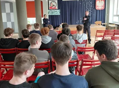 Policjanci z I Komisariatu odwiedzili technikum w Łodzi - mówili o cyberzagrożeniach