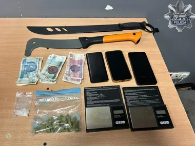 Maczety, wagi i narkotyki w Golfie - finał kontroli na Lutomierskiej