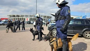 Butelki, pirotechnika i helikopter nad ŁKS - Ruch. Służby zatrzymały napięcie