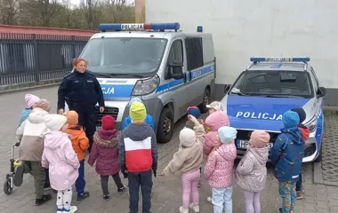 Radiowóz w roli gwiazdy - przedszkolaki opanowały komisariat na Retkini