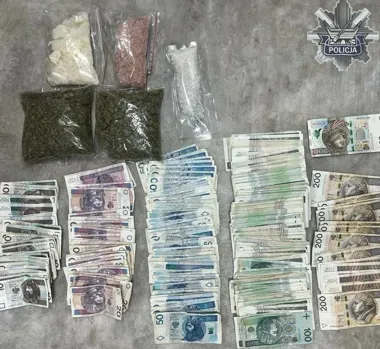 Zawiniątko na klatce schodowej - w mieszkaniu zabezpieczyli blisko 500 g narkotyków