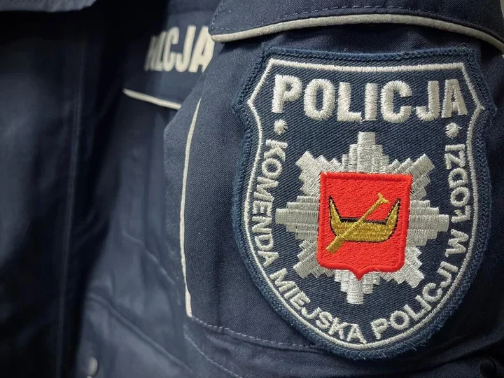 Fragment munduru policjanta z naszywką Komendy Miejskiej Policji w Łodzi.