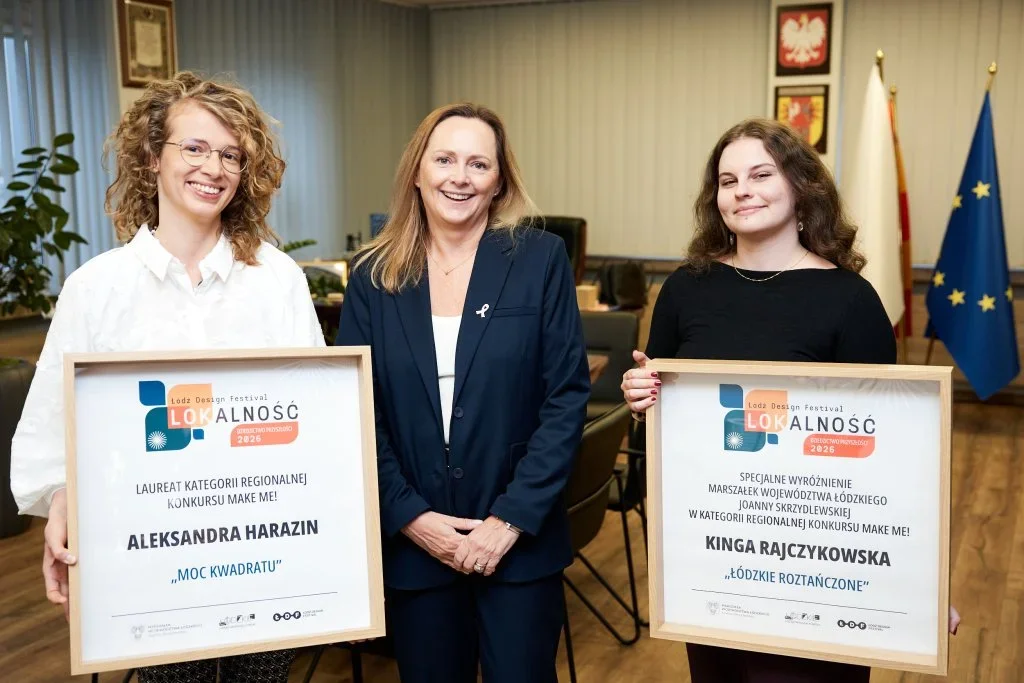 Trzy kobiety pozują w gabinecie z dyplomami konkursu Łódź Design Festival „Lokalność 2026”, w tle flagi Polski i Unii Europejskiej.