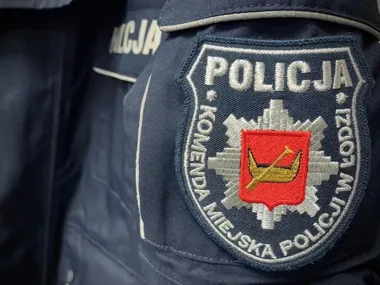 Fragment munduru policjanta z naszywką Komendy Miejskiej Policji w Łodzi.