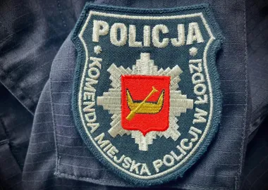 Naszywka Komendy Miejskiej Policji w Łodzi na mundurze policjanta.