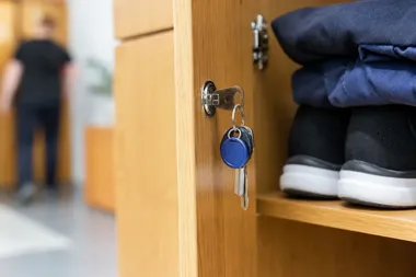 Po włamaniu do szafek zniknął Seat. Zarzut dla byłego pracownika w Łodzi