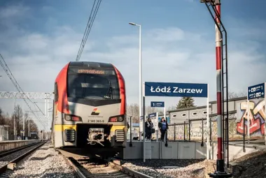 Pociąg Łódzkiej Kolei Aglomeracyjnej stoi na peronie stacji Łódź Zarzew.