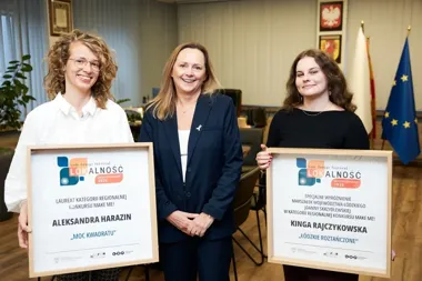 Trzy kobiety pozują w gabinecie z dyplomami konkursu Łódź Design Festival „Lokalność 2026”, w tle flagi Polski i Unii Europejskiej.