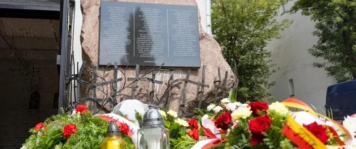 Pod Kuźnią Romów zapłonęły znicze. Pamięć o ofiarach Zagłady