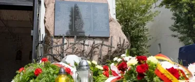 Pod Kuźnią Romów zapłonęły znicze. Pamięć o ofiarach Zagłady
