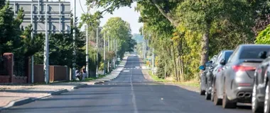 Prawie kilometr przebudowanej drogi w Chruścińskich. Jest chodnik i zatoka autobusowa