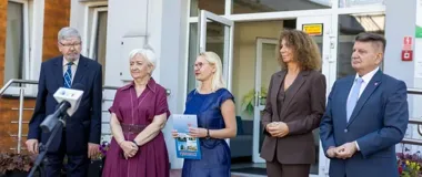 Nowy autobus dla ŚDS w Łasku. Dwa miejsca dla osób na wózkach