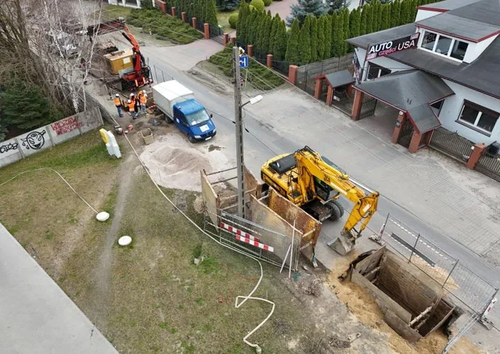 Kolumny bez rozkopanej jezdni – ruszyła budowa kanalizacji sanitarnej